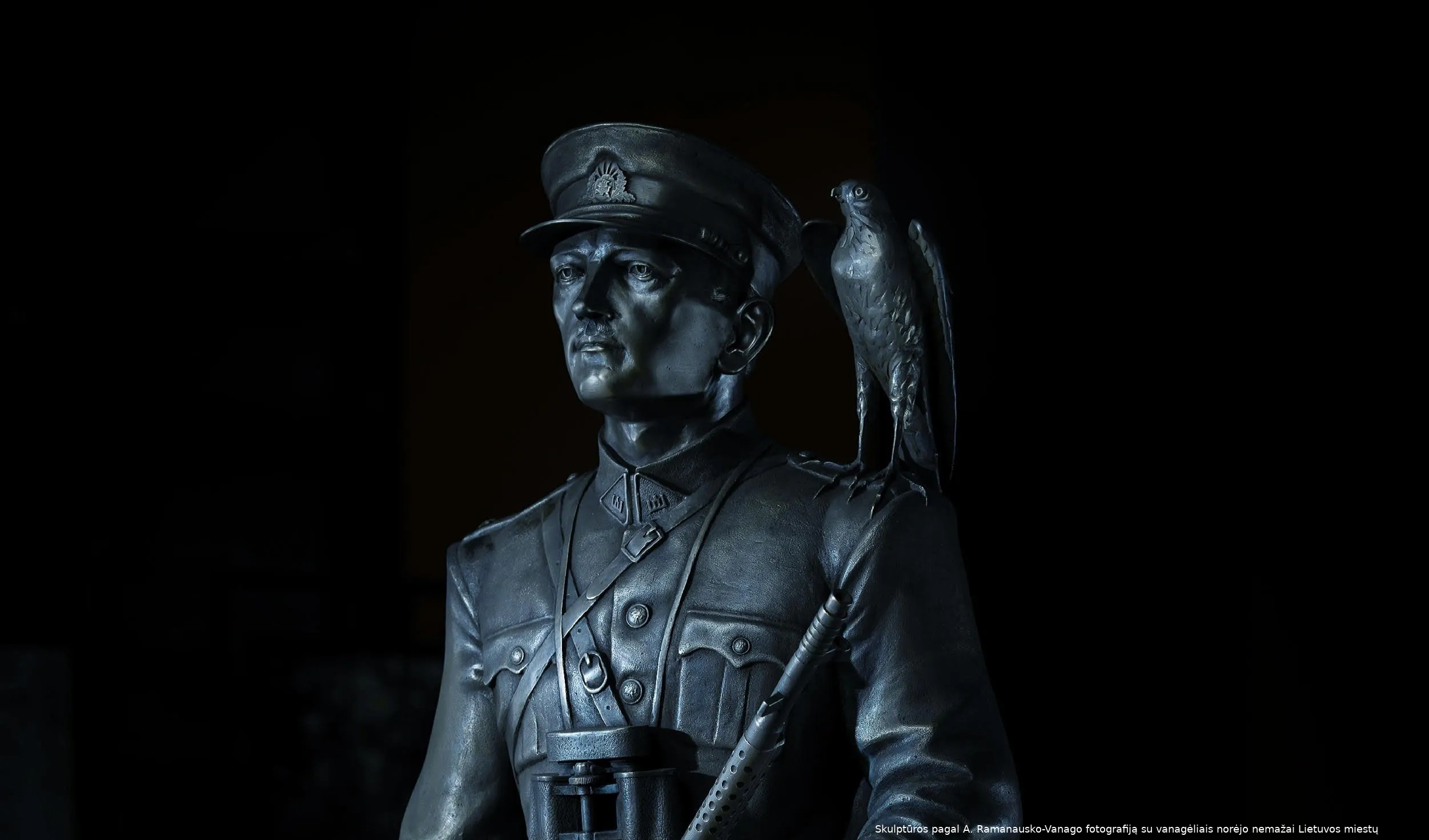 a ramanausko vanago skulptura vanagas su vanageliaiss