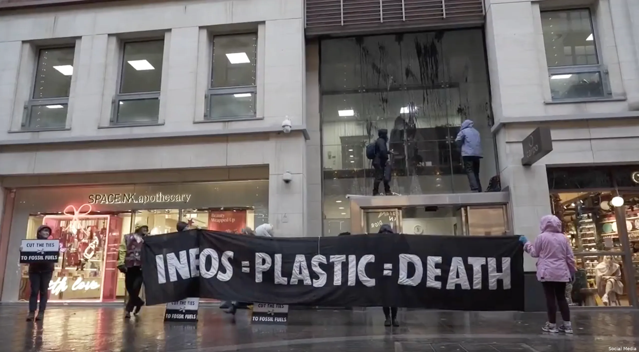 Protest bij kantoor INEOS