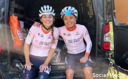 Puck Moonen en Tessa Neefjes op het WK gravel van 2022