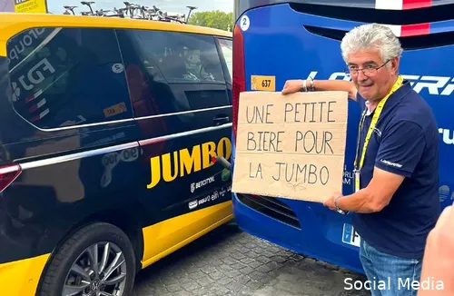Marc Madiot met z'n bordje bij een bus van Jumbo-Visma