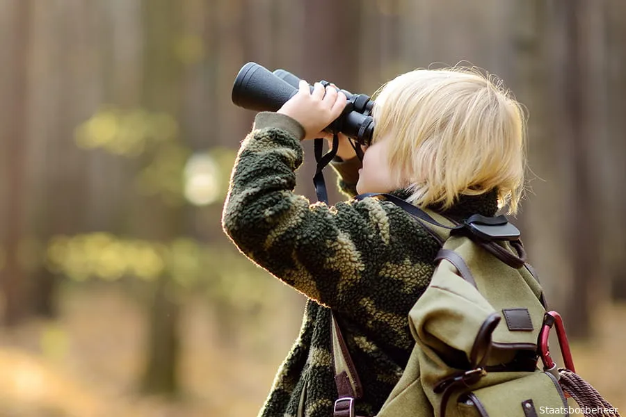 jongetje met verrekijker staatsbosbeheer