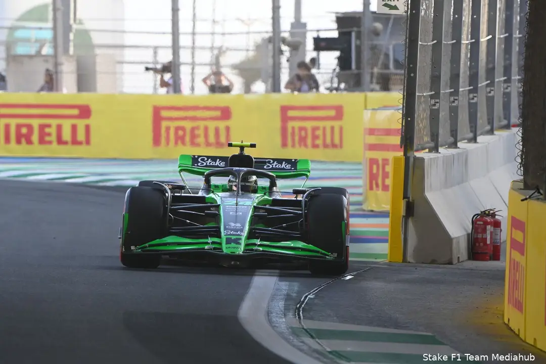 Zhou mocht van het team wat meer risico nemen, maar daar horen soms ook forse klappers bij. (Foto: Stake F1 Team Mediahub)