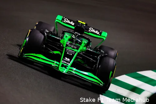 Met een crash in VT3 en een zeer langzame stop was het voor Zhou een weekend om te vergeten. (Foto: Stake F1 Team Mediahub)