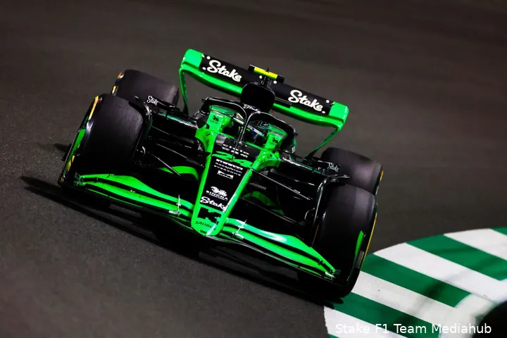 Met een crash in VT3 en een zeer langzame stop was het voor Zhou een weekend om te vergeten. (Foto: Stake F1 Team Mediahub)