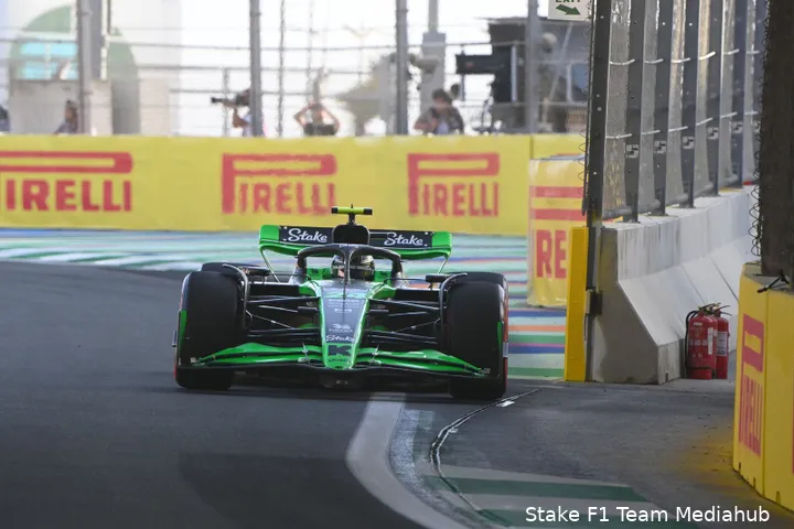Zhou mocht van het team wat meer risico nemen, maar daar horen soms ook forse klappers bij. (Foto: Stake F1 Team Mediahub)