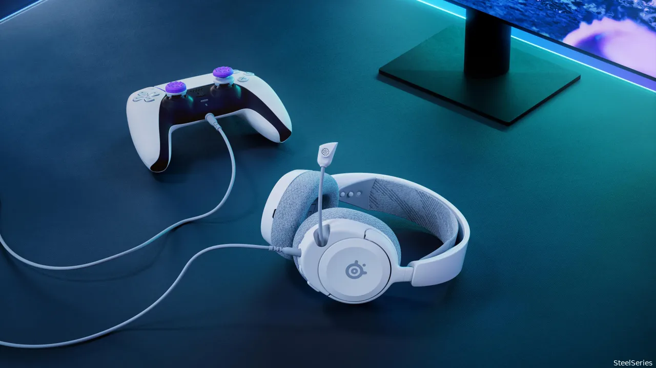 arctis nova 1p white life desk primary horizontal 1f1659084718