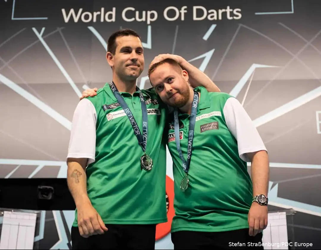 William O'Connor und Steve Lennon umarmen sich auf der Bühne nach der verlorenen Finalniederlage beim World Cup of Darts 2019.