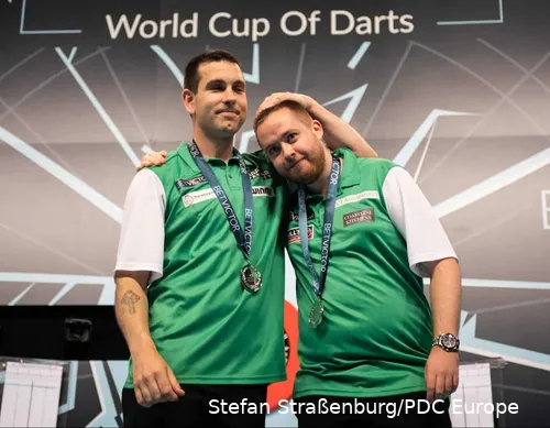 William O'Connor en Steve Lennon omhelzen elkaar op het podium na de verloren finale op de World Cup of Darts in 2019.