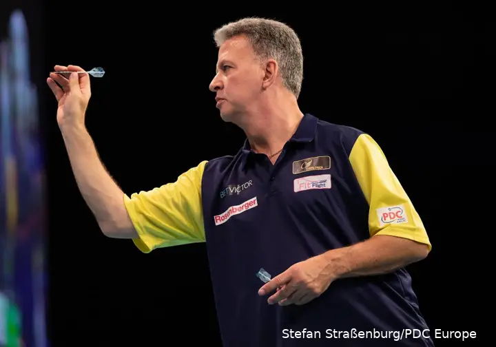 Magnus Caris throwing the dart