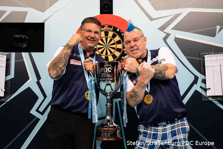 Gary Anderson und Peter Wright feiern den World-Cup-Triumph für Schottland