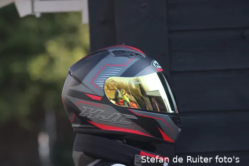 De helm van De Boer tijdens het 2022-seizoen van het Nederlands Kampioenschap Huurtkarts.