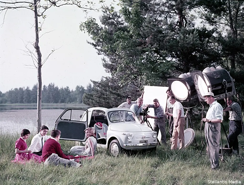 fiat-500-su-un-set-cinematografico-1957