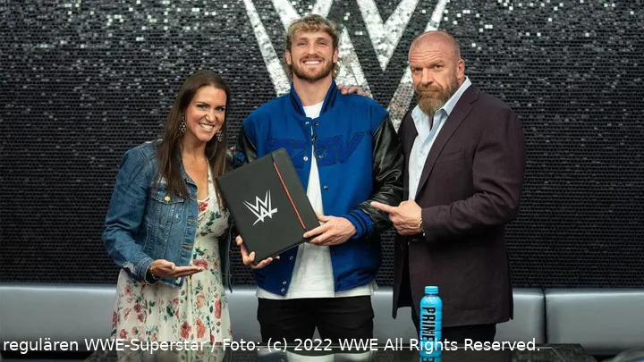 Juni 2022: Stephanie McMahon und Paul Levesque begrüßen Logan Paul als regulären WWE-Superstar / Foto: (c)WWE All Rights Reserved.