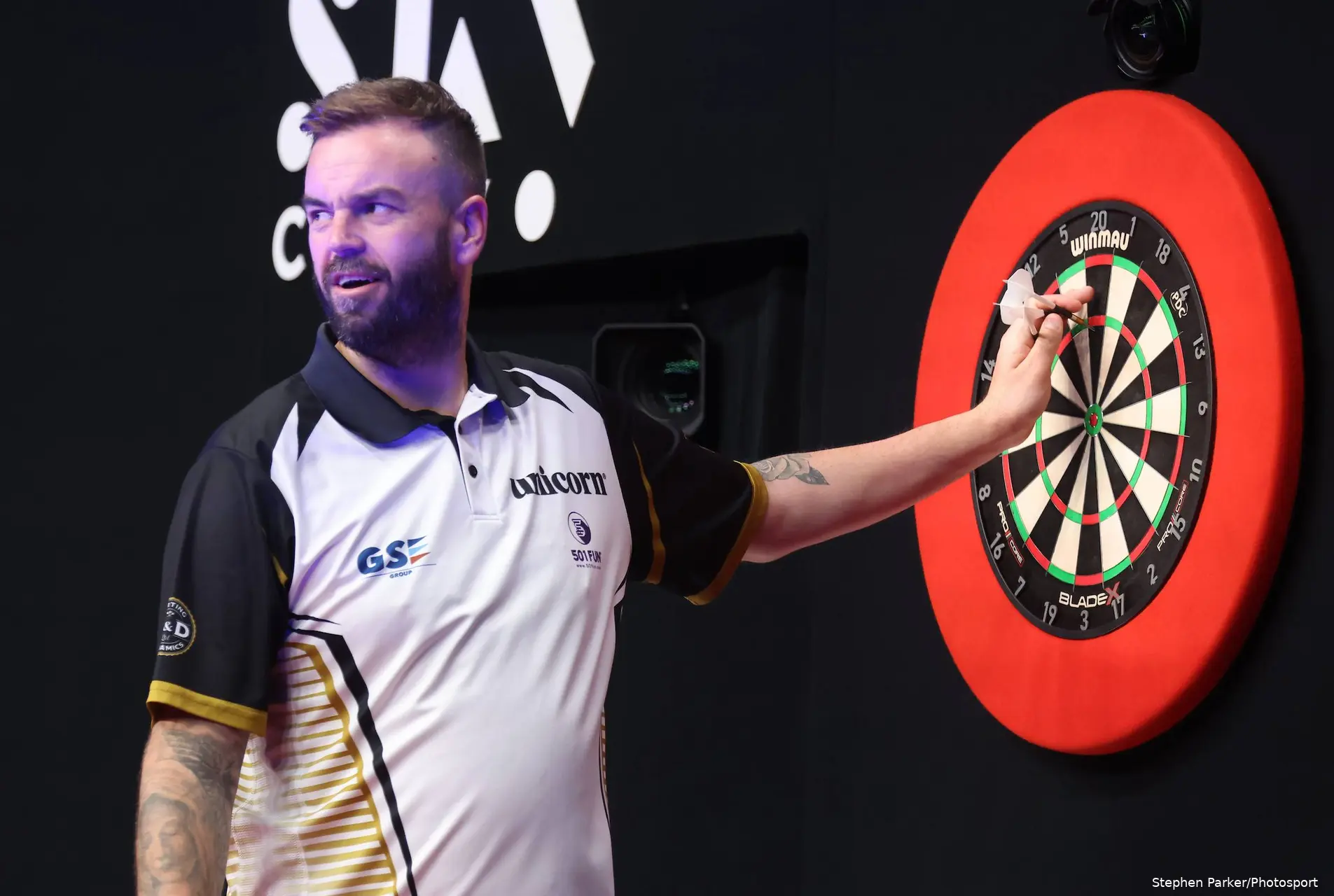 Ross Smith grabs dart.