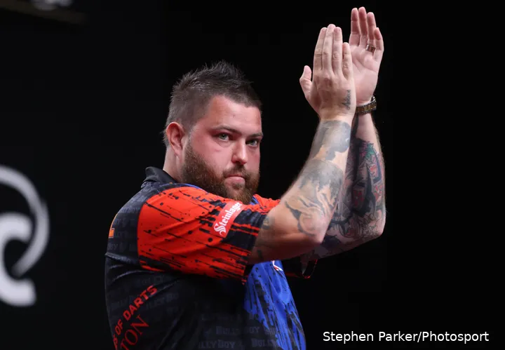 Michael Smith op het podium van de World Series of Darts Finals