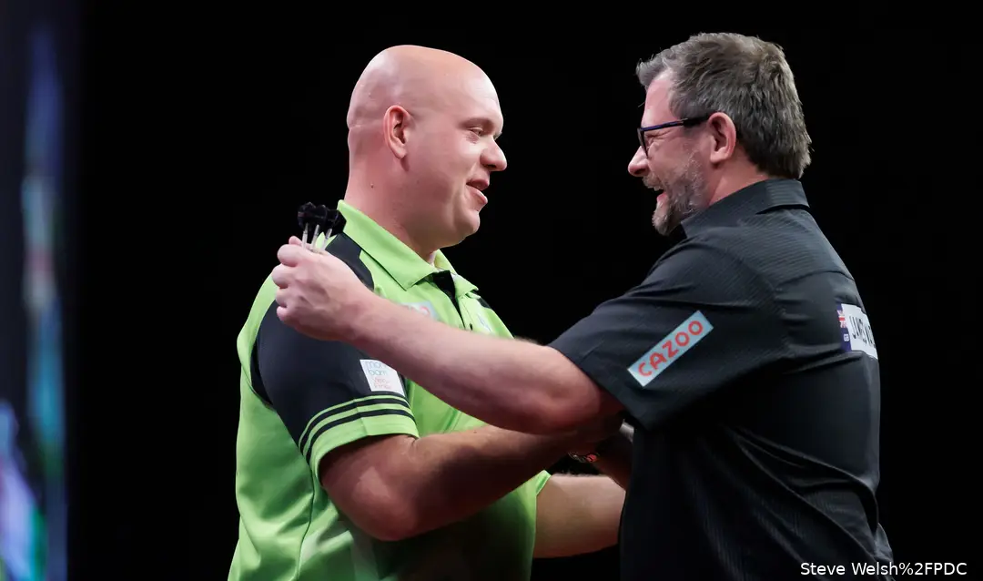 Michael van Gerwen und James Wade schütteln sich die Hand