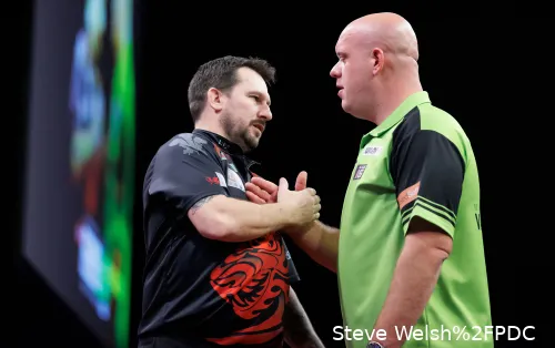 Jonny Clayton und Michael van Gerwen begrüßen sich