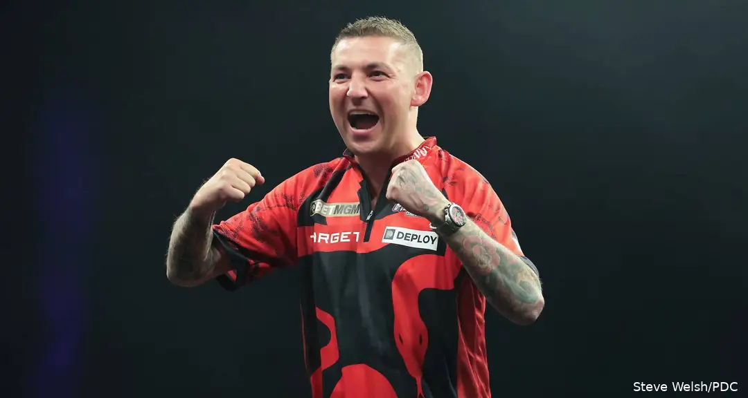Nathan Aspinall hoorde volgens velen niet thuis in de Premier League Darts, maar staat op de drempel van deelname aan de play-offs