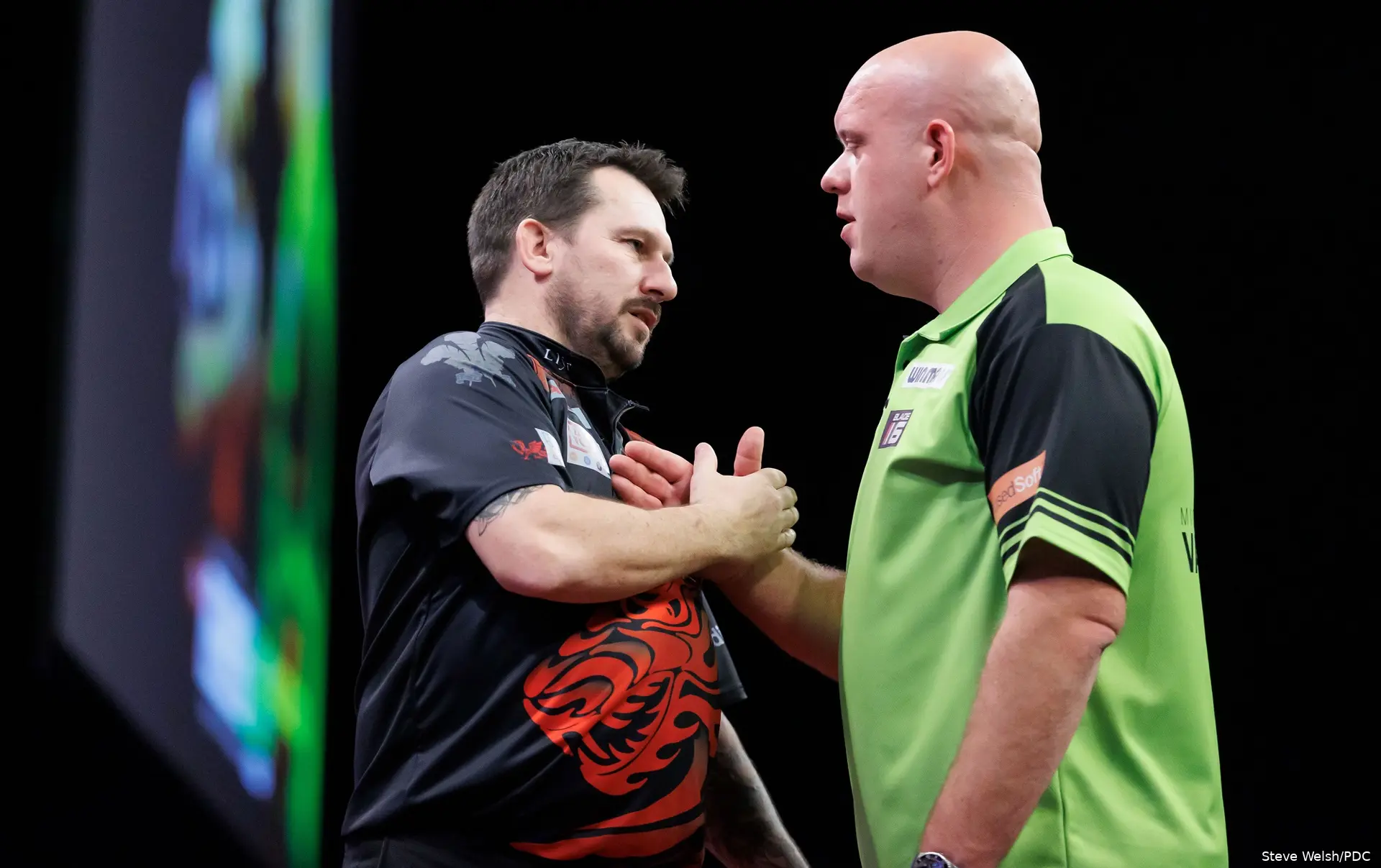 Jonny Clayton en Michael van Gerwen begroeten elkaar