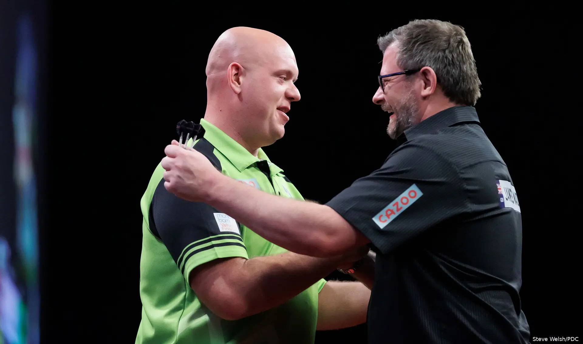 Michael van Gerwen en James Wade schudden elkaar de hand