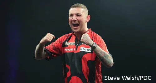 Nathan Aspinall gehörte nach Meinung vieler nicht in die Premier League Darts, steht aber kurz vor dem Einzug in die Play-offs