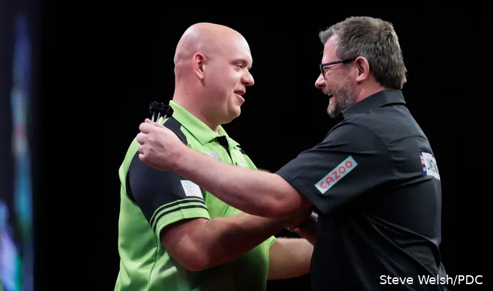 Michael van Gerwen en James Wade schudden elkaar de hand
