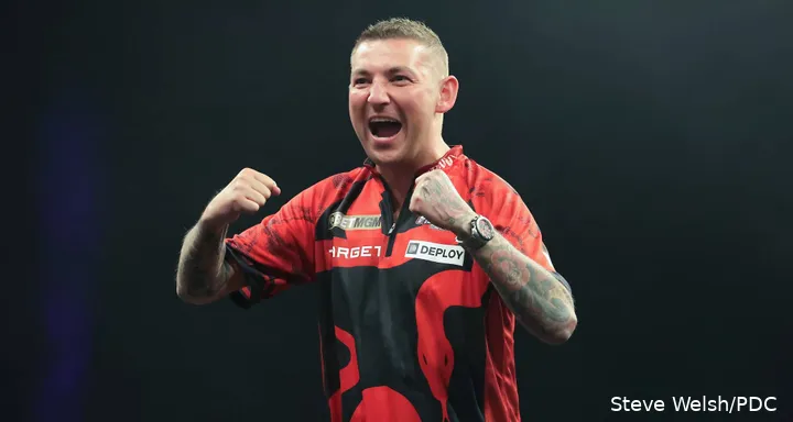 Nathan Aspinall hoorde volgens velen niet thuis in de Premier League Darts, maar staat op de drempel van deelname aan de play-offs