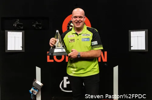 Michael van Gerwen hält die Premier-League-Trophäe