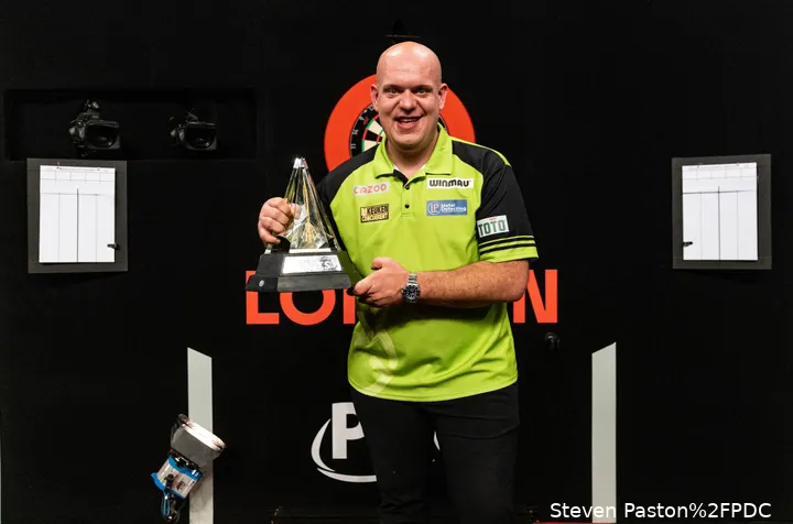 Michael van Gerwen hält die Premier-League-Trophäe