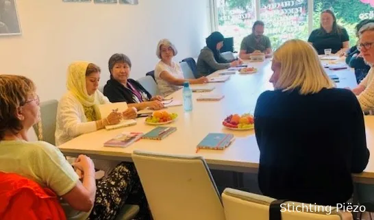 bezoekvrouwen en mannen worden getraind door hun projectleider en door een jeugdverpleegkundige van jgz foto stichting piezo