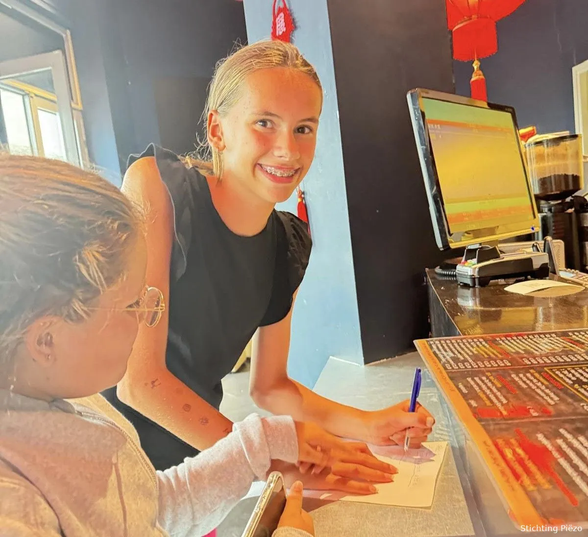 kinderen van de piezo talentenacademie oosterheem ontdekken horeca in de wijk tijdens een lekkere speurtoch foto stichting piezo