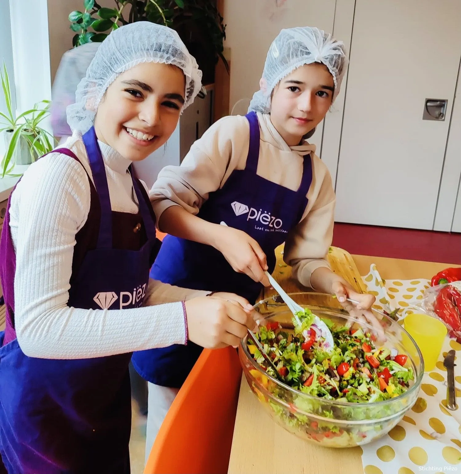 onder leiding van de dietiste maakten de kinderen bij inzet meerzicht een heerlijke en gezonde pastasalade foto stichting piezo