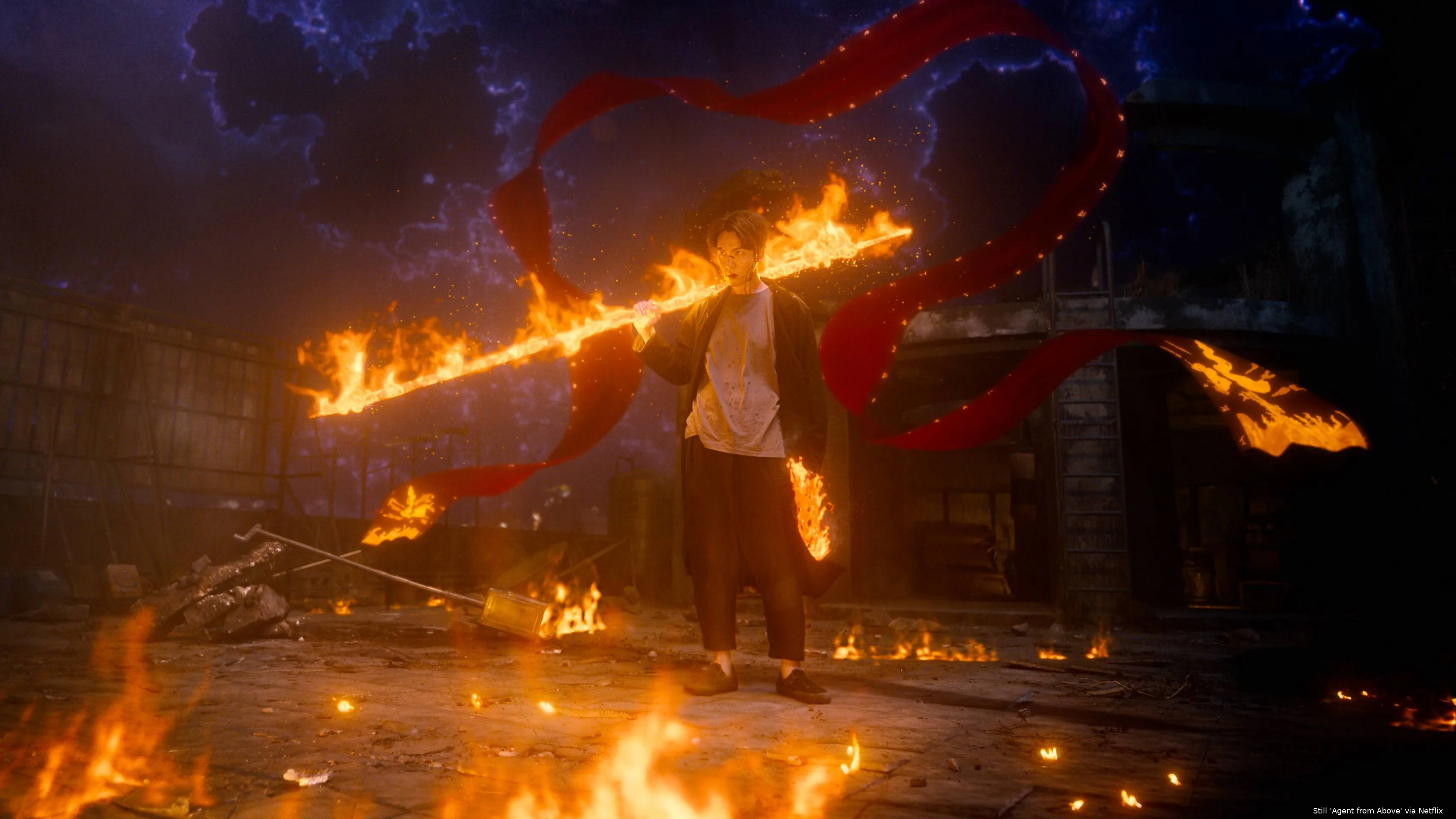 01_柯震東飾演三太子乩身韓杰手持火尖槍在符咒啟動時爆發出金光與火紋特效，展現強烈神性力量