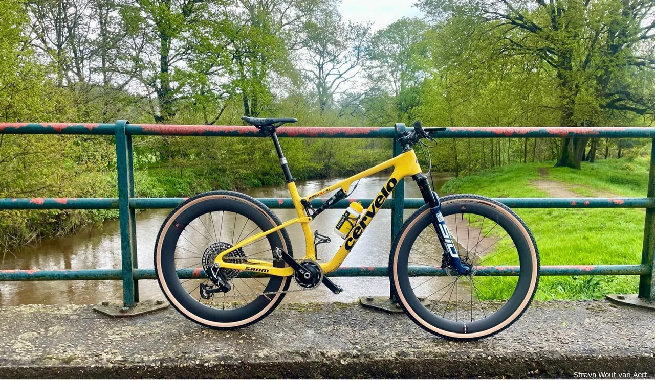 The mountain bike on which Van Aert rode his first kilometers after his injuries.