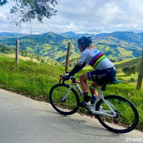 Annemiek van Vleuten tijdens één van haar ritten in januari.