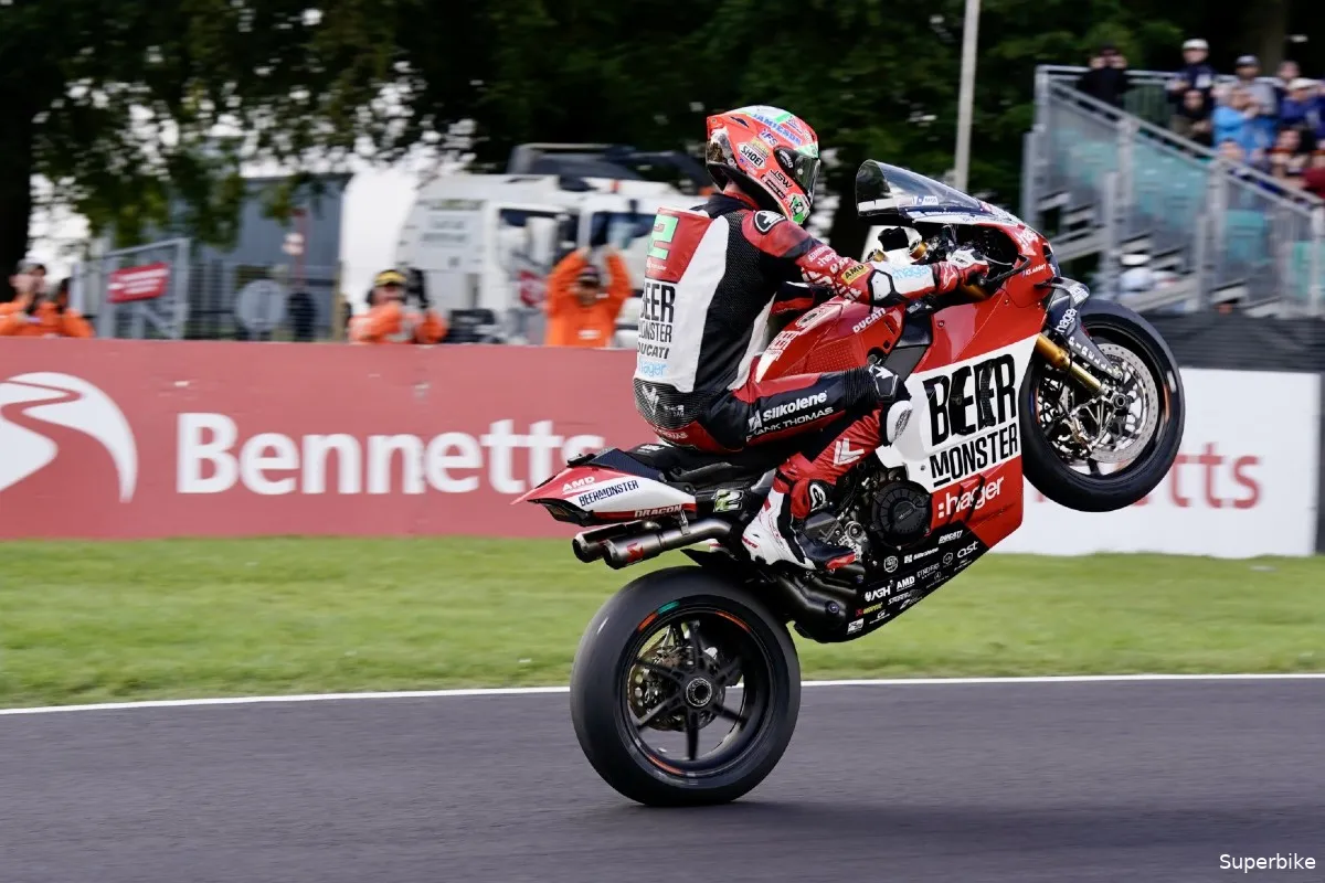 glenn irwin wheelie cadwell park british superbike 2023