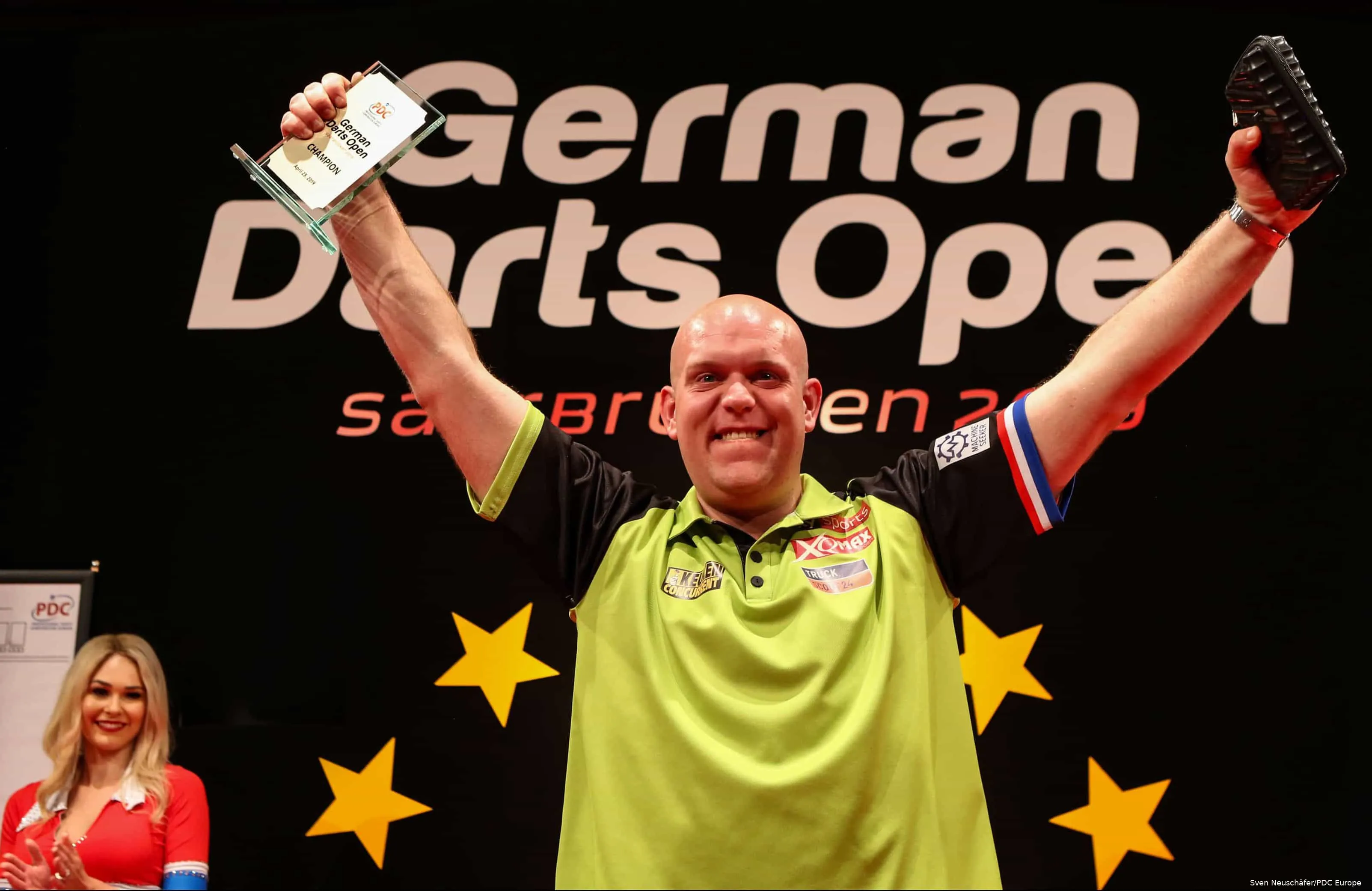 Michael van Gerwen Trophy e1556498666305