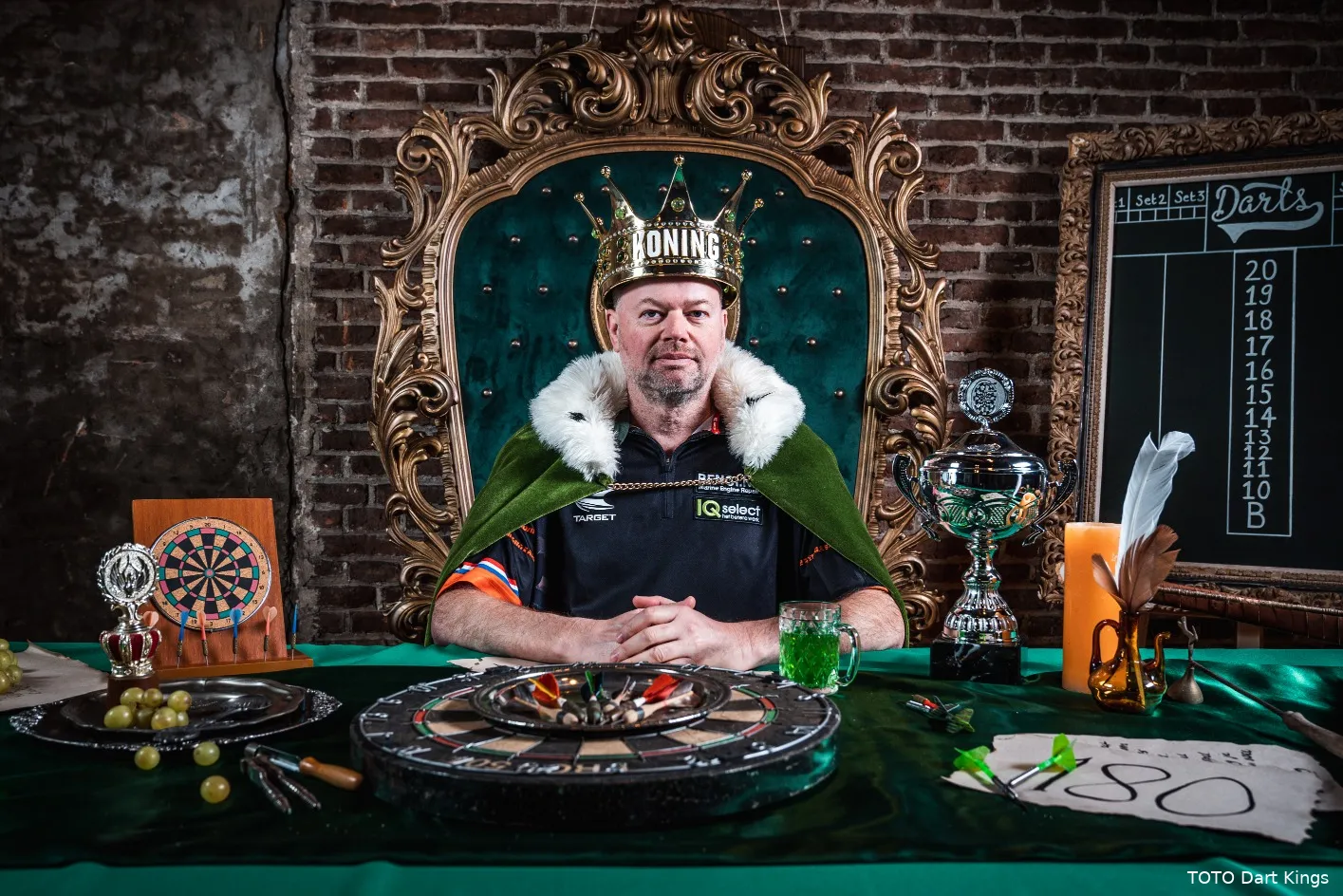 Solo Raymond Met Kroon En Cape