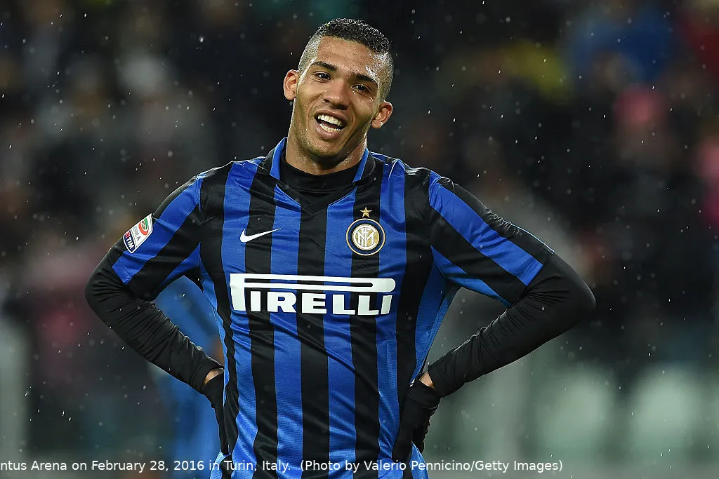 juan jesus mani sui fianchi sorriso