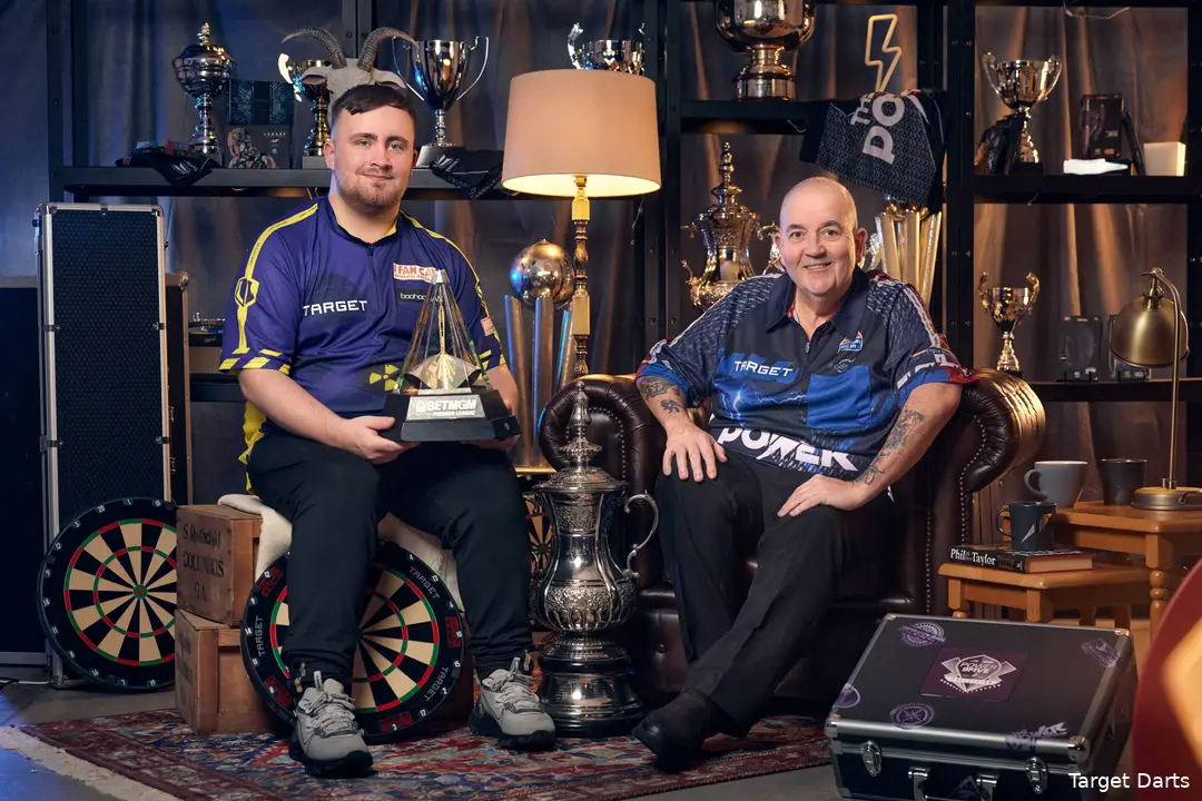 Luke Littler en Phil Taylor poseren met trofeeën