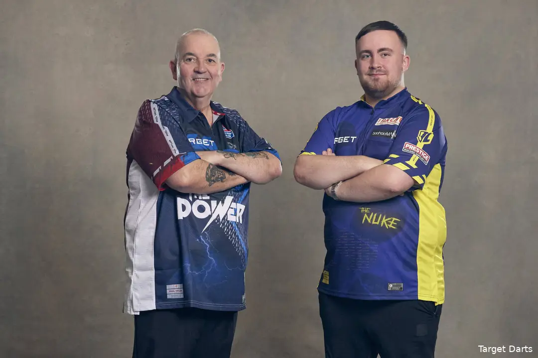 Luke Littler en Phil Taylor poseren samen naast elkaar met hun armen over elkaar.