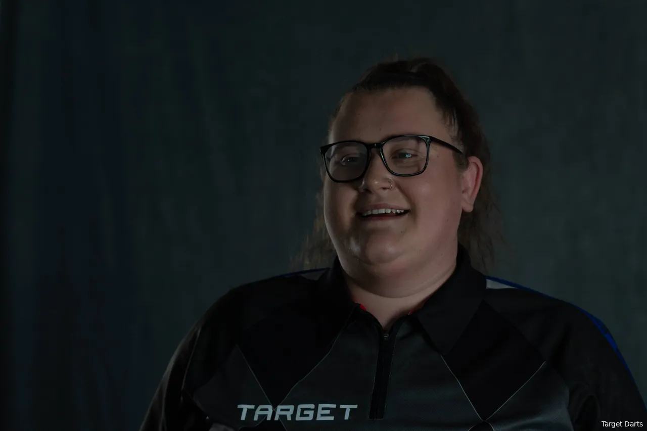 Greaves glimlacht na haar nieuwe deal met Target Darts