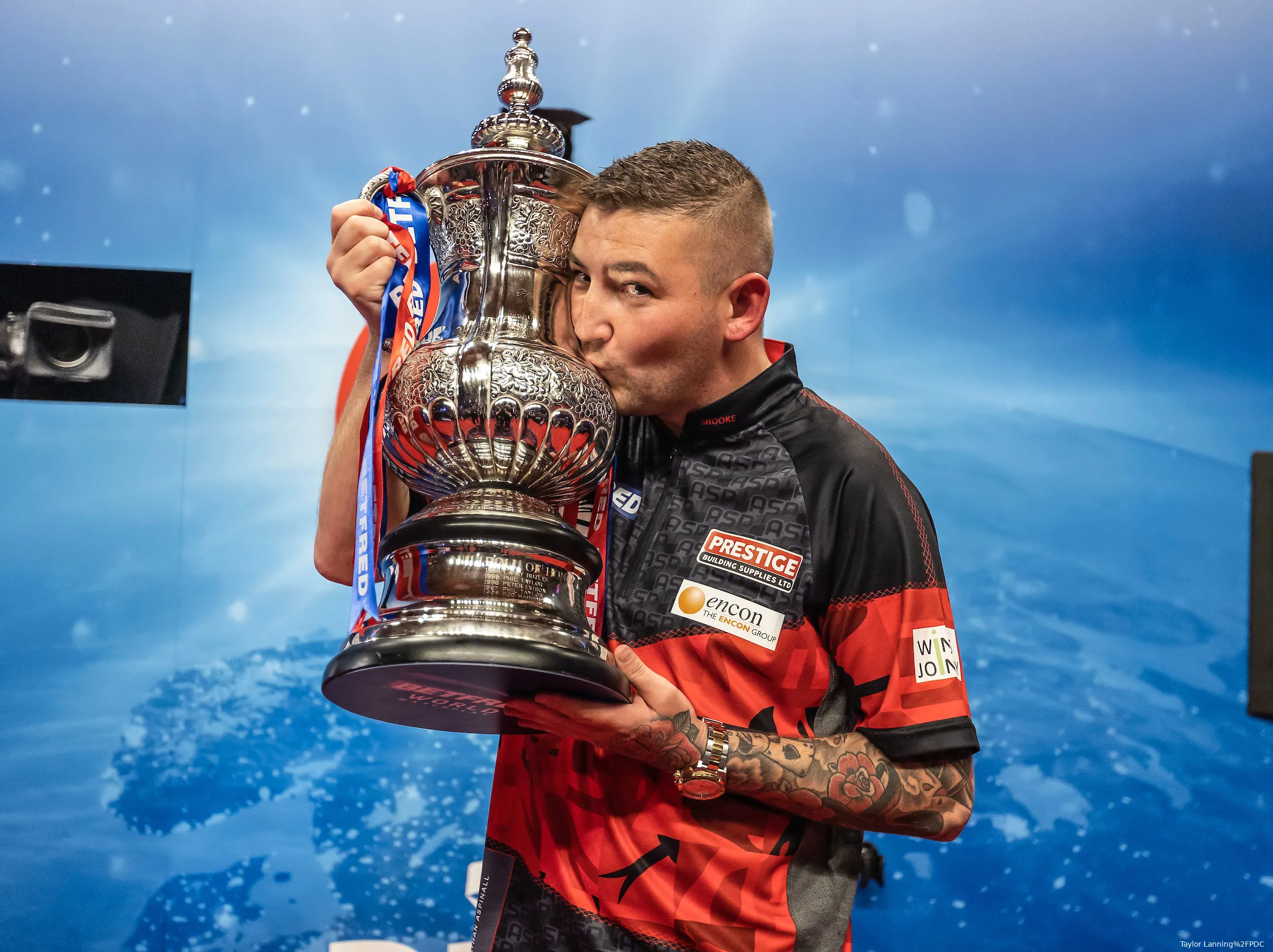 Aspinall küsst nach Sieg den Pokal des World Matchplays<br>