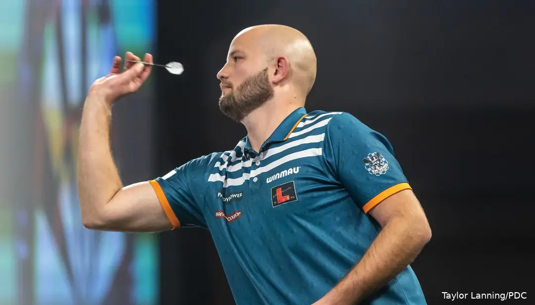 Thibault Tricole hält seinen Dartpfeil in der Hand