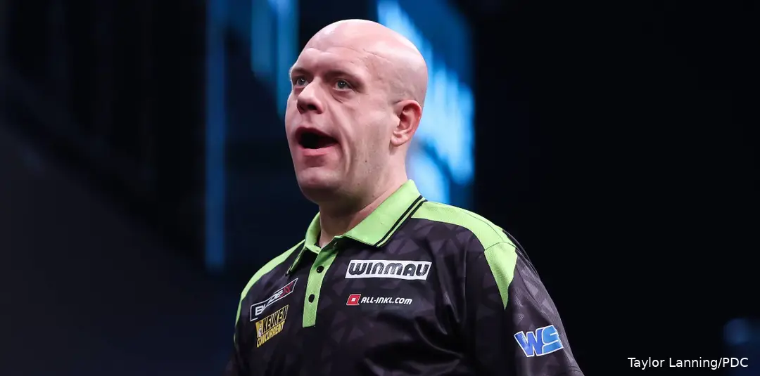 Michael van Gerwen macht genervt den Mund auf.