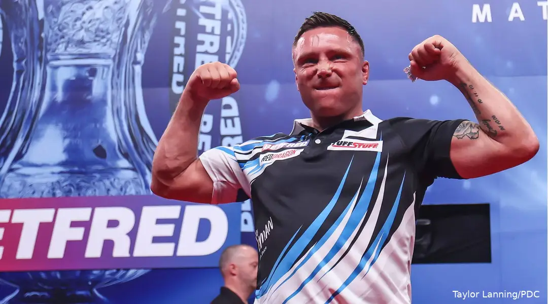 Gerwyn Price spannt auf der Bühne die Muskeln an