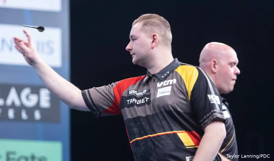 Michael van Gerwen liet in de laatste set tal van kansen liggen tegen Dimitri Van den Bergh