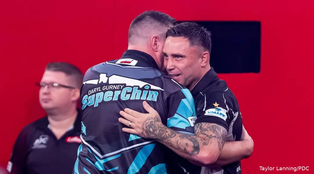 Daryl Gurney geeft Gerwyn Price een knuffel.