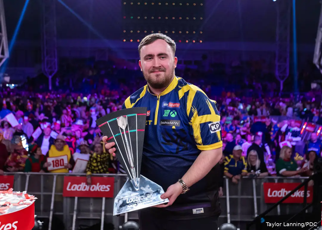 Luke Littler poseert trots met de trofee van de Players Championship Finals