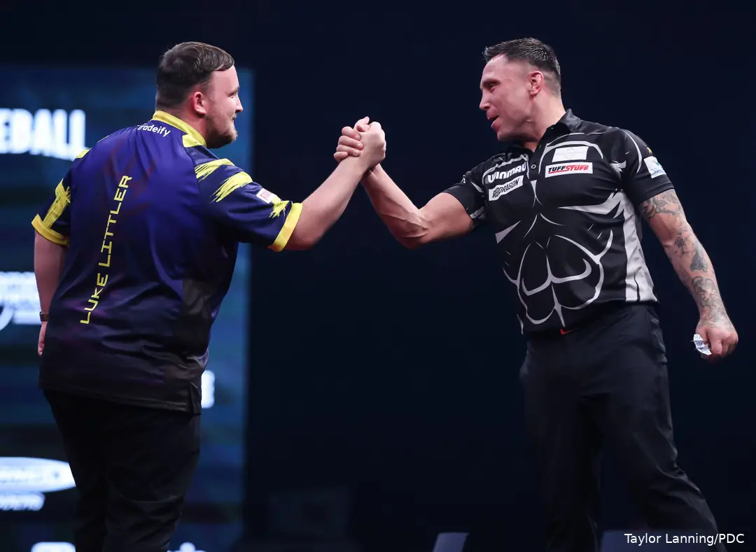 Luke Littler &amp; Gerwyn Price geven elkaar een hand